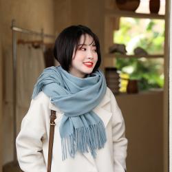 ◎圍巾披肩 日常搭配|◎|◎品牌:Emi艾迷品牌定位:流行品牌類型:圍巾材質:人造纖維尺寸:200*65cm顏色:混色系/撞色系,多色組合流行元素:水玉點點適用季節:秋冬產地:中國