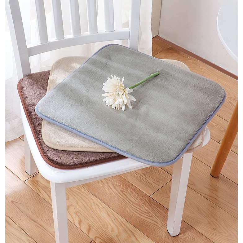 歡迎光臨 優帛良衣 祝大家越來越可愛！！比心☏營業時間：週一至週日早上☀8：30-晚上17：00☪名稱：珊瑚絨防滑墊顏色：咖啡色 灰色 駝色材質：珊瑚絨 海綿尺寸：39*39.5CM風格：現代中式【注