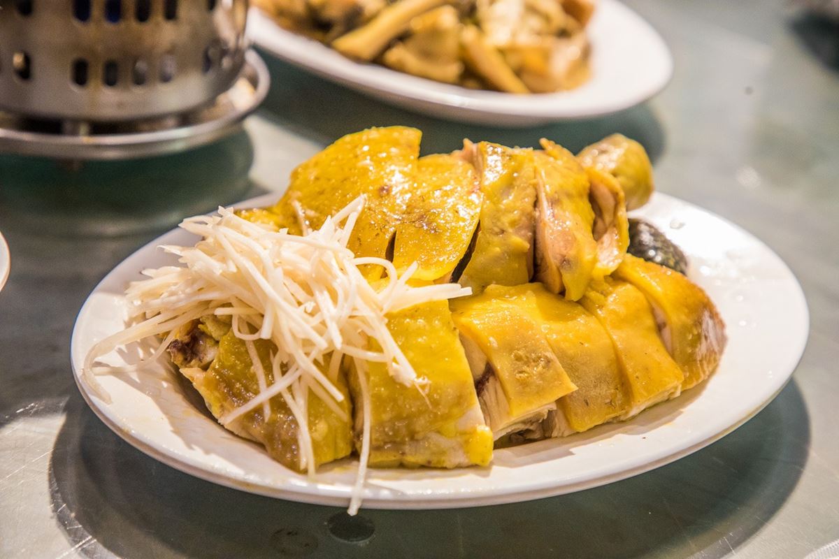 不只臭豆腐！老饕帶路「深坑老街」７必吃：最強雞屁股、豆腐麻糬、芋圓冰