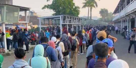  Antrean Penumpang KRL di Stasiun Bogor. &copy;2020 Liputan6.com/Ady Anugrahadi 