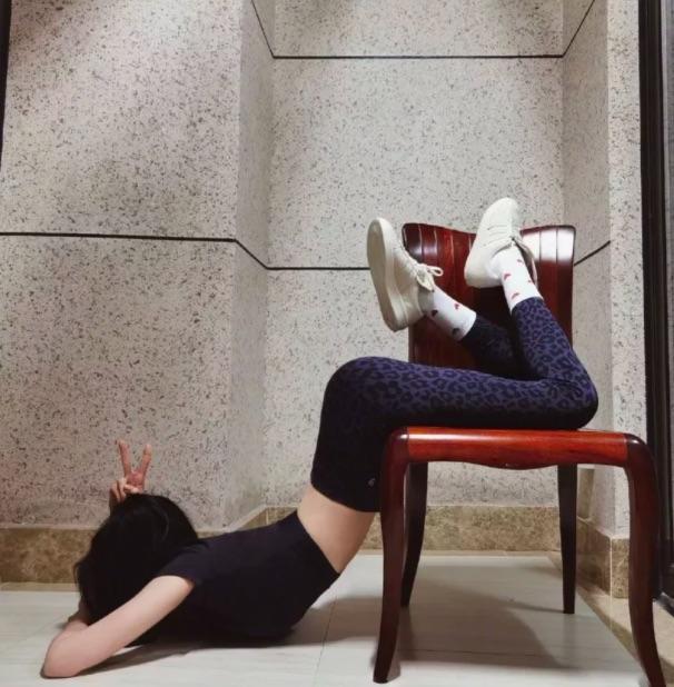 楊冪熱掀「漫畫腰挑戰」！辣個「Z曲線」網友怒轟太超過千萬別學！