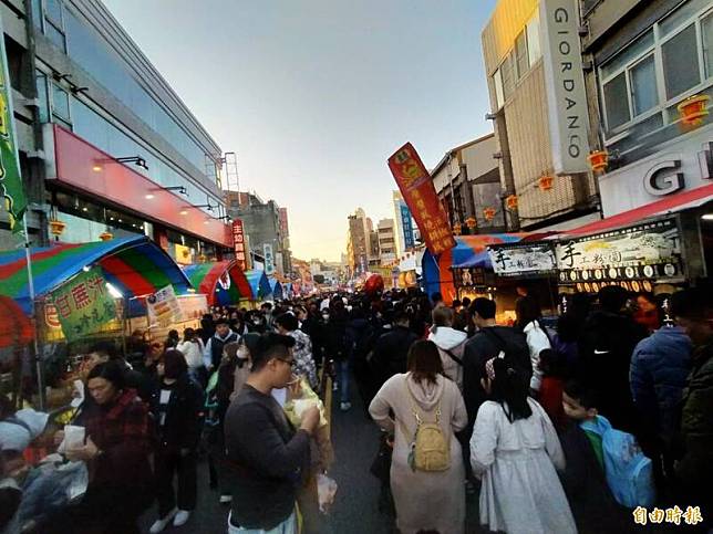 蔣公路商圈春節期間攤商雲集。(記者張軒哲攝)