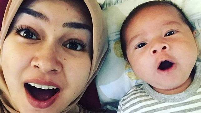 5 Selebriti Ini Rayakan Lebaran Pertamanya dengan Buah Hati