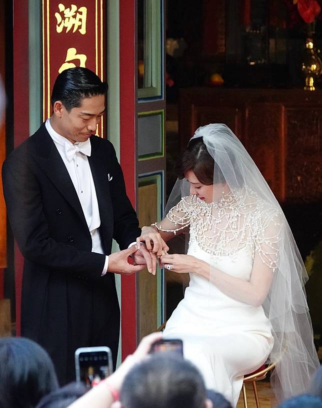 台灣第一名模林志玲今天選在爸爸的故鄉台南，與放浪兄弟成員AKIRA完成世紀婚禮，林志玲和AKIRA交換戒指。記者林伯東／攝影