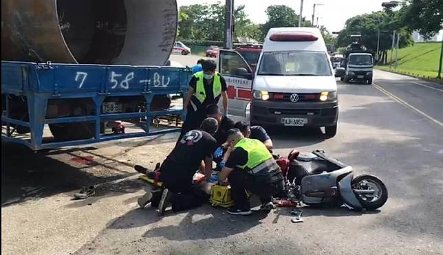 新北樹林傳死亡車禍 大貨車撞飛年輕機車騎士送醫宣告不治 中時新聞網 Line Today