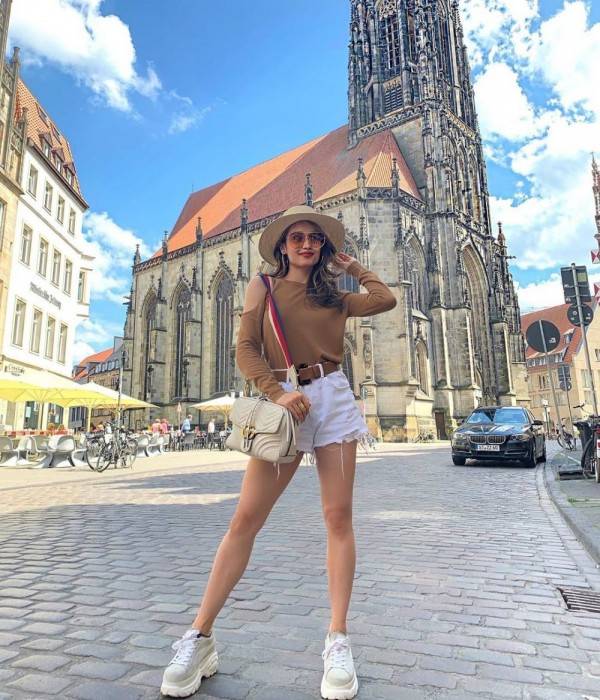 Mengintip Gaya Santai Aktris Berlibur