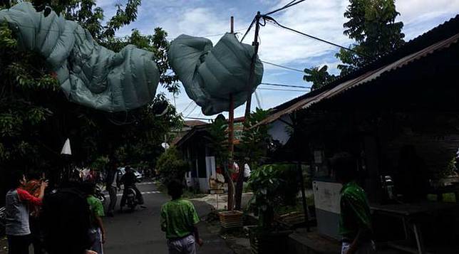 Kala Penerjun Payung Salah Mendarat di Rumah Aktor Roy Marten
