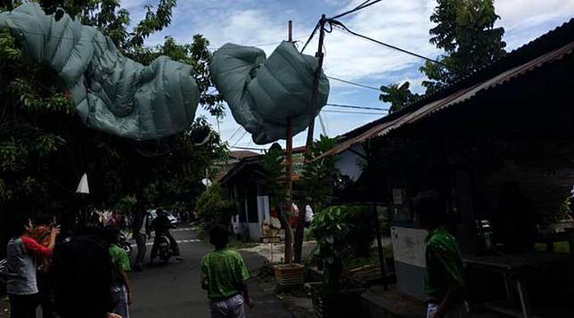 Kala Penerjun Payung Salah Mendarat di Rumah Aktor Roy Marten