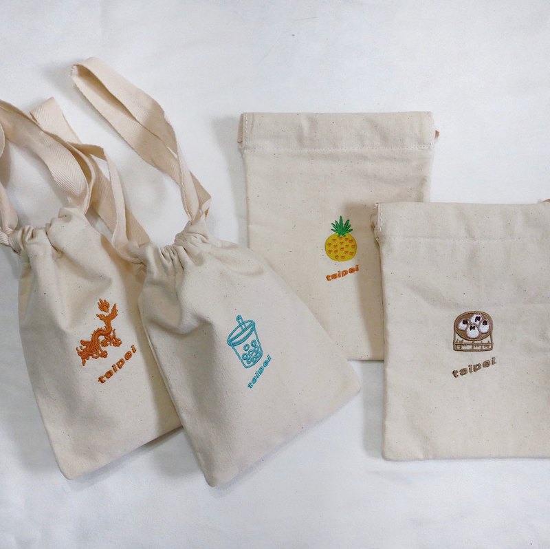 台灣最出名的飲料「珍珠奶茶」用刺繡的方式 放在束口袋上不僅可愛又有特色！ 不同於其他束口袋 我們的提把有加長加粗 讓你粗提把拿一整天都不會痛也比較耐用 把你在台灣美好的回憶都裝進去吧