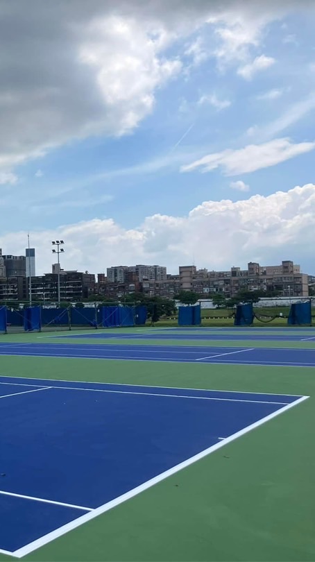 上班日彩虹網球場🎾的閒人們