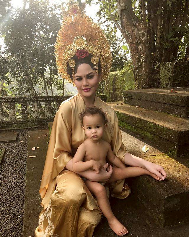 John Legend dan Chrissy Teigen Gunakan Pakaian Tradisional Bali, Serasi Banget!