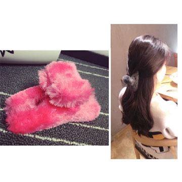 本品為水紅色。 ∮ 高貴 時尚 ∮ 歐風皮草 ∮ 簡單夾起來就行 ∮ 摸起來舒適滑順。