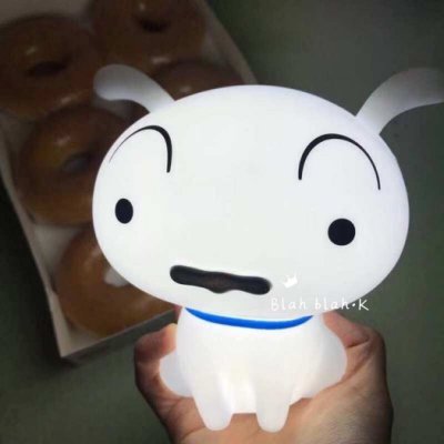 韓國 krispy kreme x 小白 夜燈 聯名款 拍拍夜燈 小夜燈 蠟筆小新 夜燈 甜甜圈Krispy Kreme 新款聯名又來了 這次是蠟筆小新的小白～～～ 只要拍拍它就會全身發亮 不管當禮物