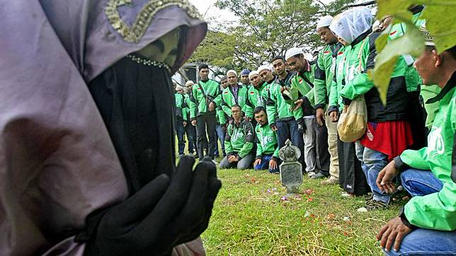 Pengemudi transportasi online Gojek berziarah untuk mendoakan korban bencana gempa dan gelombang tsunami 26 Desember 2004 di kuburan massal Ulee Lheu, Banda Aceh, Aceh, 26 Desember 2017. Ziarah ini melibatkan 200 lebih pengemudi Gojek. ANTARA