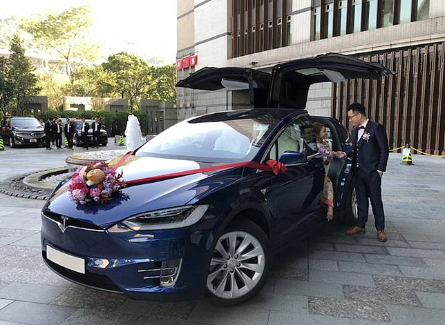 5大特色結婚花車推介 Tesla 餓靚之van 古董車 Land Rover哪種最受歡迎 Cosmopolitan Hk Line Today