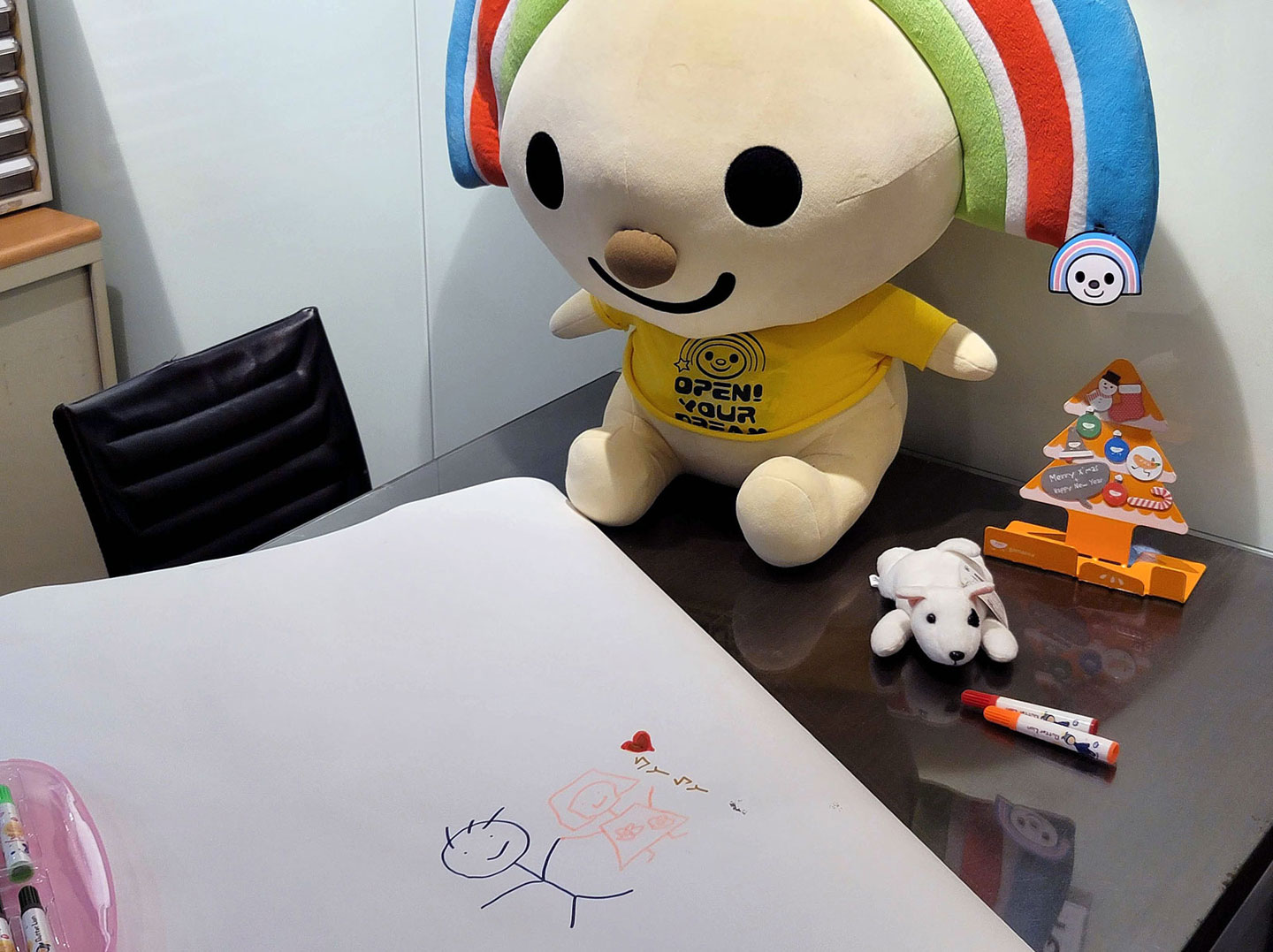 最後一站來到了遊戲室，可以看到桌上有玩偶、圖畫紙和彩色筆等小朋友會喜歡的東西。