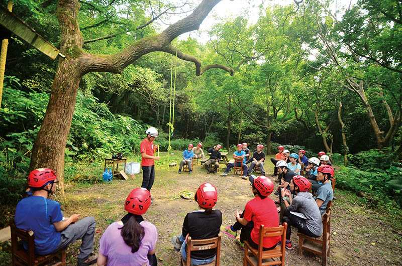 攀樹前，攀樹師會先進行技巧教學及生態講解。（圖／攀樹趣提供）