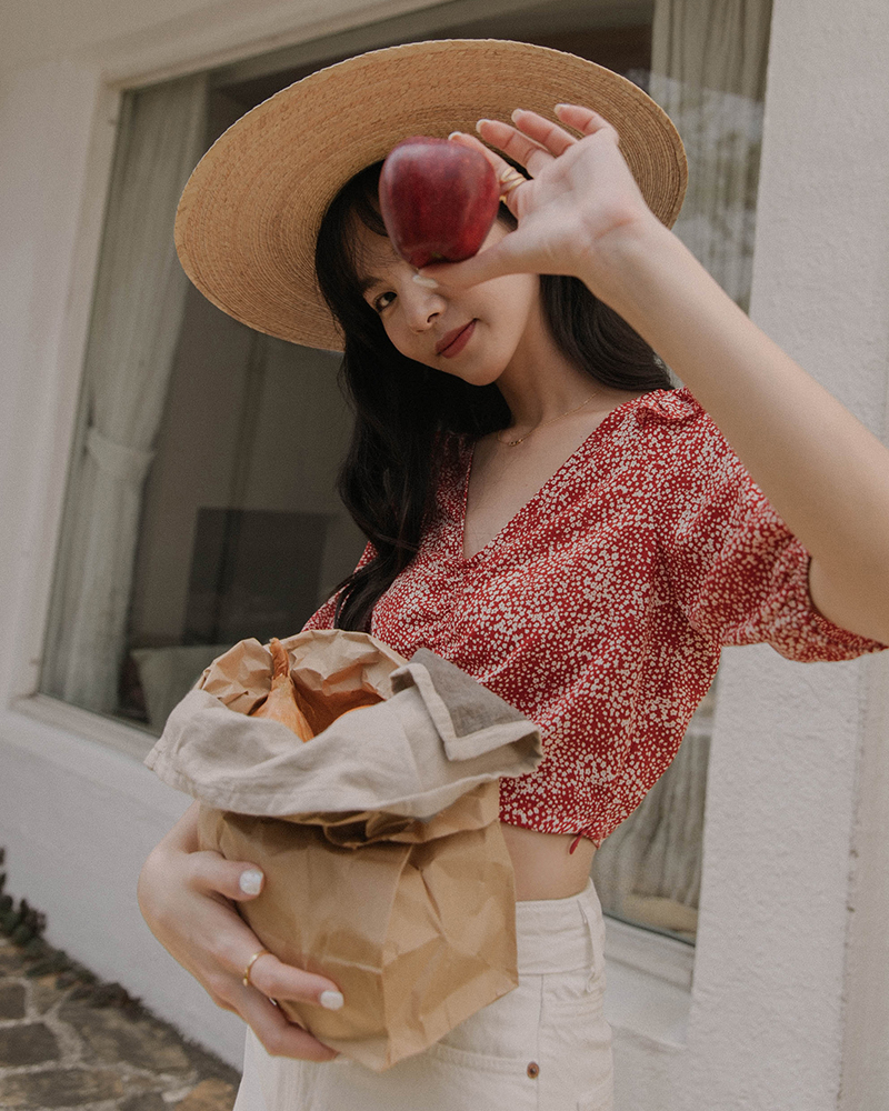 前抽繩/短版/左側開拉鍊商品長度/短版商品版型/適中商品厚薄/適中商品彈性/無*深色布料因穿著時接觸人體溫度及洗滌後有脫色及染劑移染狀況，第一次下水脫色為正常現象。保養方式：此款布料特性，建議手洗並速