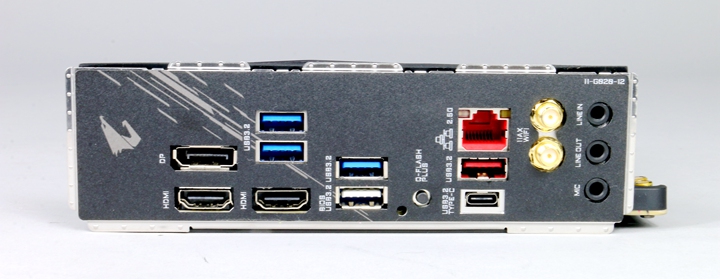 在B550I AORUS PRO AX主機板的IO背板上，從左到右分別是DisplayPort連接埠、HDMI連接埠、USB 3.2 Gen 1連接埠x 2、HDMI連接埠、USB 3.2 Gen 1連接埠、USB 3.2 Gen 1連接埠（Q-Flash Plus連接埠）、Q-Flash Plus按鈕、2.5 G有線網路、USB 3.2 Gen 2連接埠（Type-A）、USB 3.2 Gen 2連接埠（Type-C）、Wi-Fi無線天線SMA接頭（2T2R），以及3個音源輸出入插孔（LINE IN、LINE OUT、MIC）。