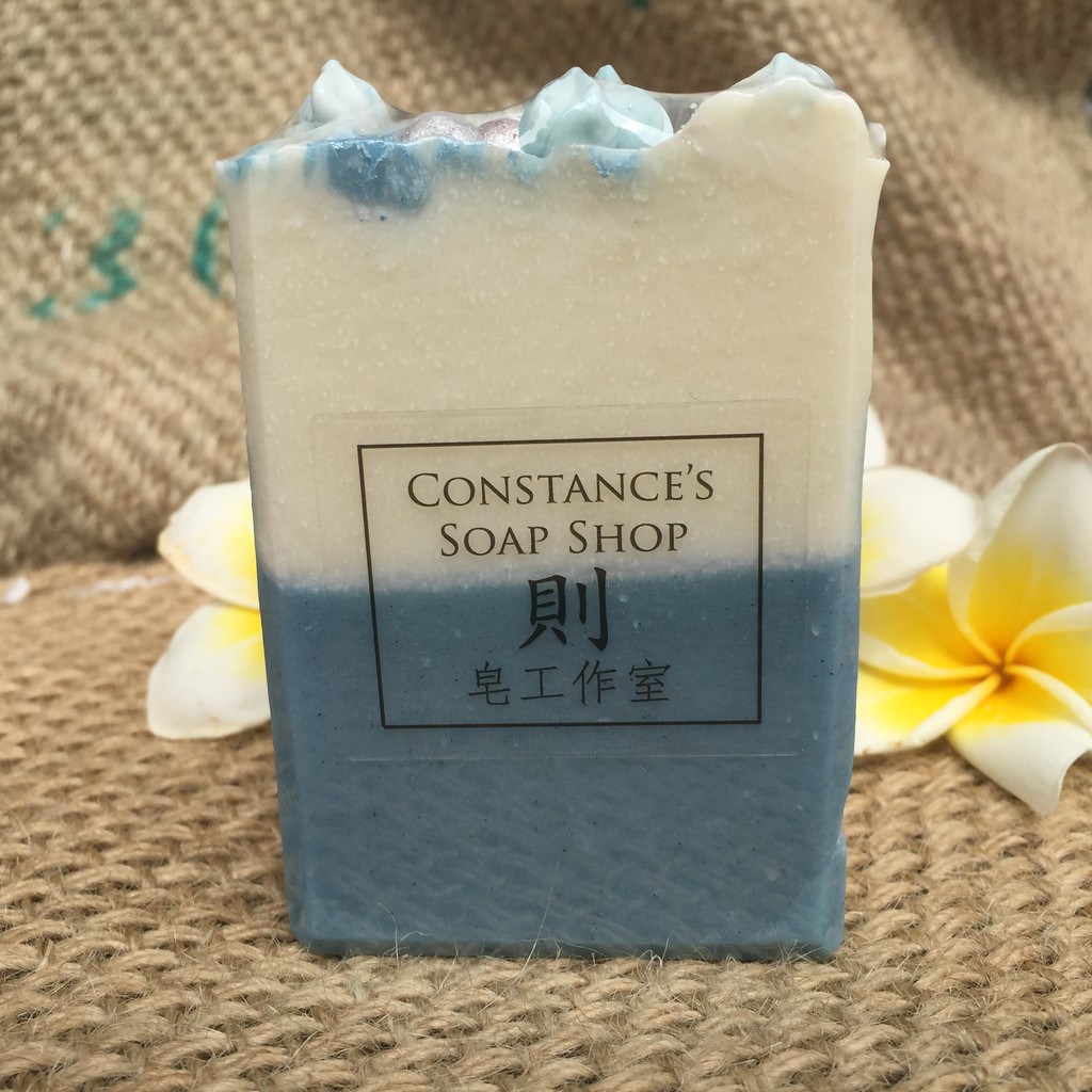 白T與牛仔褲澳胡保濕沐浴皂（販售中）手工冷製 主要成分：澳洲胡桃油、特級初榨橄欖油、甜杏仁油、玄米油、椰子油、棕櫚油 溫和保濕、中性肌膚適用 洗臉沐浴 #雞蛋花香氛 美白潔淨肌膚，洗臉沐浴男女適用老少