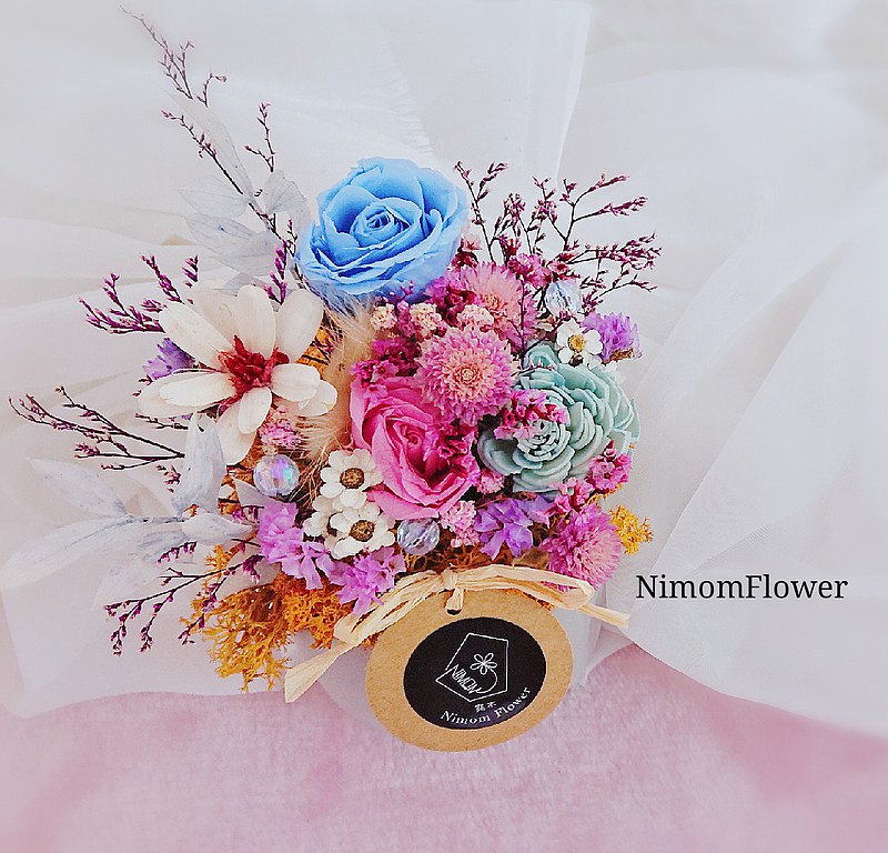 ?尺寸 ✨花器：外長6，外寬6，高12 ✨花材：永生玫瑰花、永生水晶花、索拉花、兔尾草、手作雛菊、永生富貴葉等