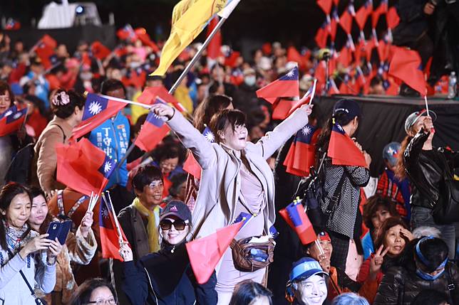 現場民眾情緒激昂揮舞著手中的國旗手搖旗。（圖／記者葉政勳攝,2018.11.23）