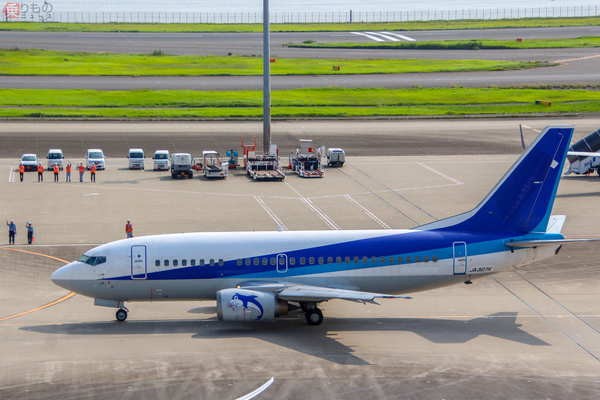 ANA「スーパードルフィン」B737-500 ラスト1機が日本去る（乗りもの 