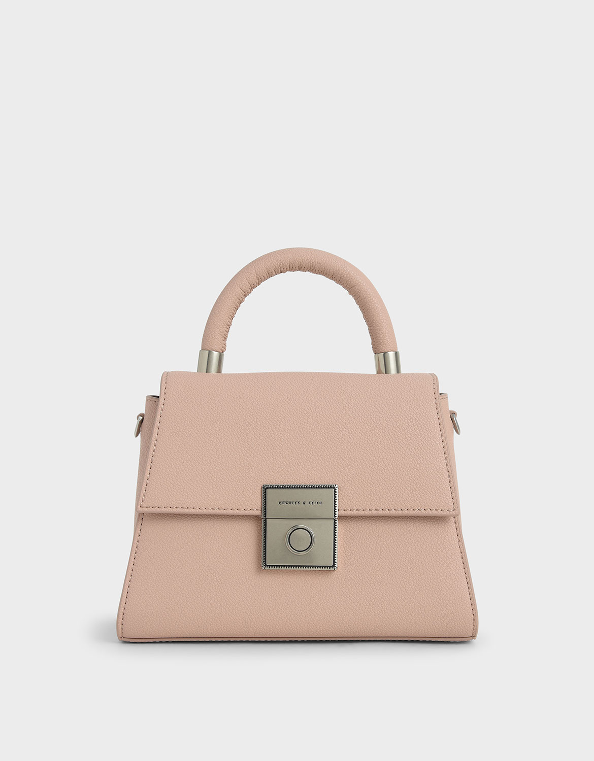 甜美的粉色皮革讓女性的浪漫與夢幻氣質無所遁形，硬挺俐落剪裁搭配銀色金屬扣，恰恰好的華麗感烘托整體高雅氣質，亮眼卻不搶眼的金屬光澤搭配簡約設計，呈現出強烈的都市摩登氣息。