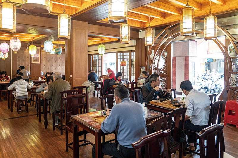 老牌中藥行10年前花博轉型為藥膳餐廳，也推出冷凍湯品宅配。（圖／焦正德）