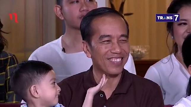 Jan Ethes menjahili Jokowi saat proses wawancara.