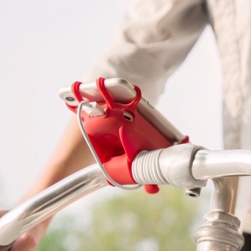 。手機/行動電源/自行車最完美的結合。專利綁繩、簡易安裝。環保矽膠、超彈力特性。四段指示燈設計。5V/2.1A輸出電流。LG電芯+多重複合式保護。附贈Mirco USB傳輸線(30cm)【行動電源經過