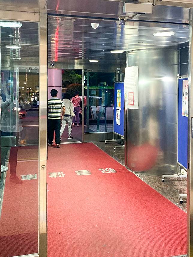國道高速公路今天下午發生特斯拉死亡車禍，副駕駛座李姓業務員左手骨折，全身多處挫傷，稍早在父母陪同下離開醫院。記者蔡翼謙／攝影