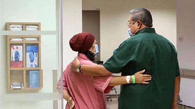 Momen mengharukan SBY merawat dan mendampingi Ani Yudhoyono di rumah sakit Singapura.