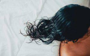 頭髮濕濕馬上睡？小心細菌在頭皮孳生