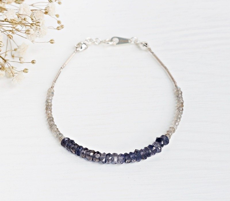 可參考保養方式！ -商品皆實品拍攝，因每台電腦顯示或相機拍攝所處的環境光源不同，可能會有些微色差，請體諒！ -飾品精緻細小，正常使用情形下都是沒問題的！請不要過於大力拉扯喔！ 【保養方式】 -睡覺/洗