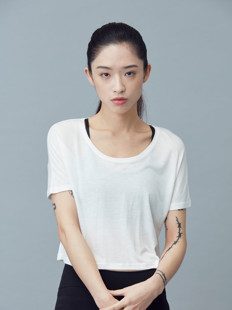 V領短袖採用採用頂級天絲棉，布料吸汗快乾不易皺，讓肌膚接觸最絲滑的感受，V領黑T的短版剪裁俐落，V領女生T恤讓活動方便，運動也能穿得很時髦。