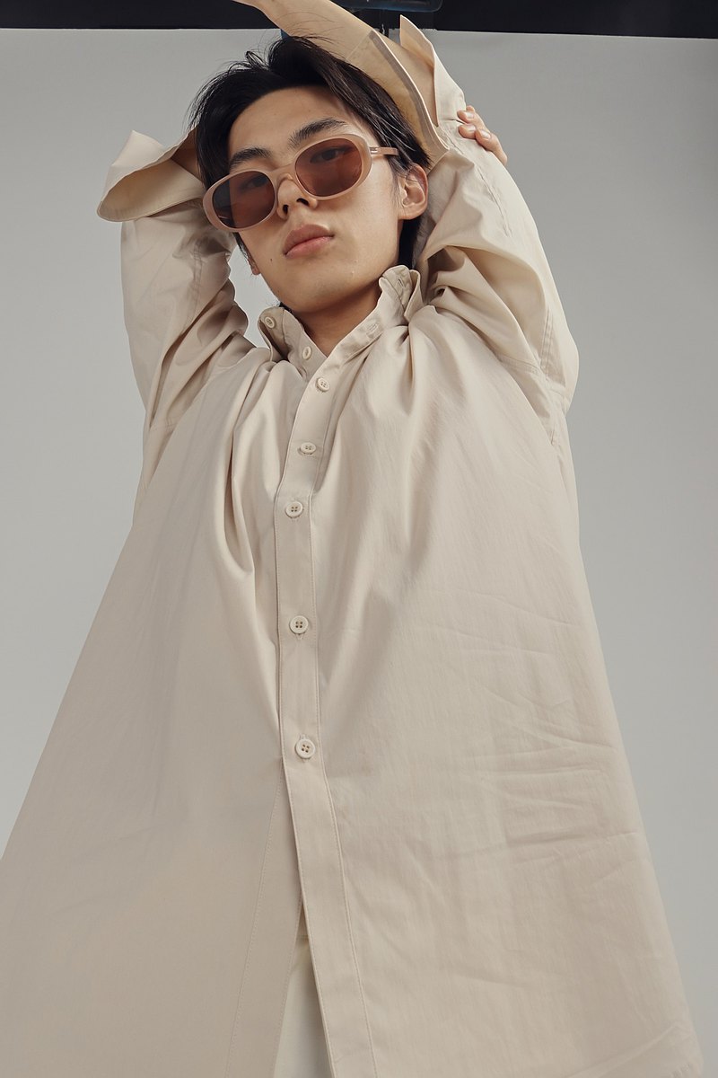 本款較為寬松，可作外套穿著，袖口為分叉袖口可搭配別針等小飾品增加服裝的趣味性。