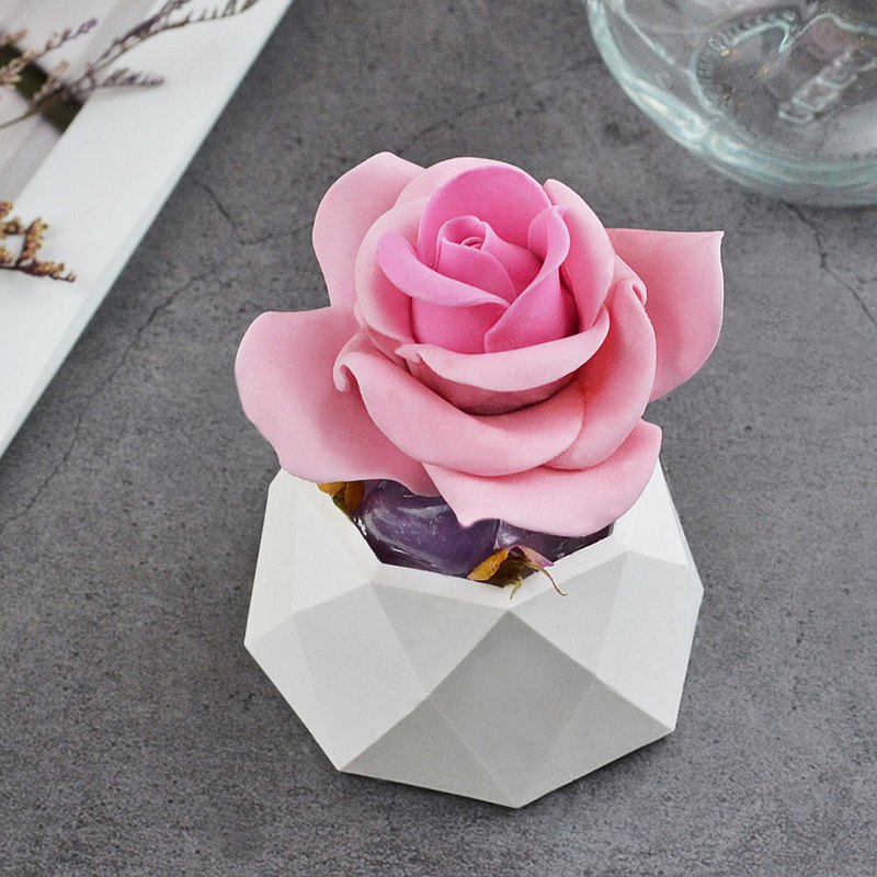 Pavo Jewelry & Art團隊 在精緻珠寶醞釀下，每一產品皆反映出pavo團隊 所欲賦予生活美學 他是一種生活方式的選擇與品味的展現 PAVO為你手作每一個最獨特的他 代表著對每一個人，每一