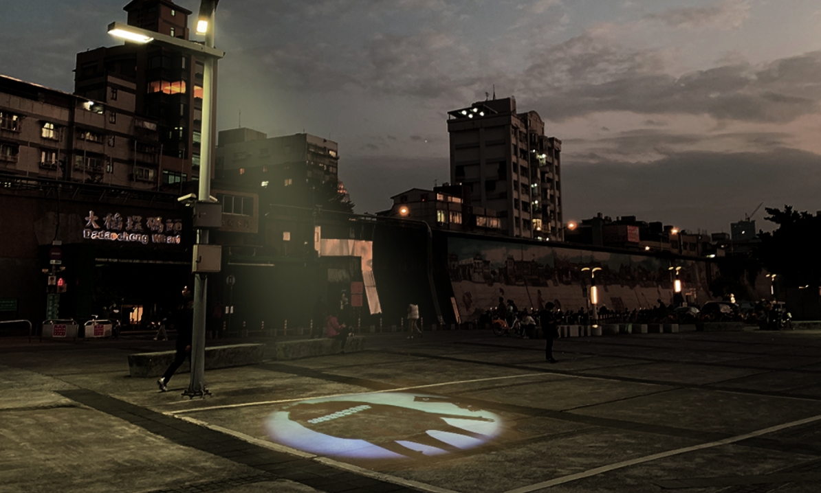 碼頭的路燈帶來夜晚的光明，給我們安全感。在萬聖節的氛圍下，是什麼藏在我們影子裡呢？(圖片提供/影子怪物)