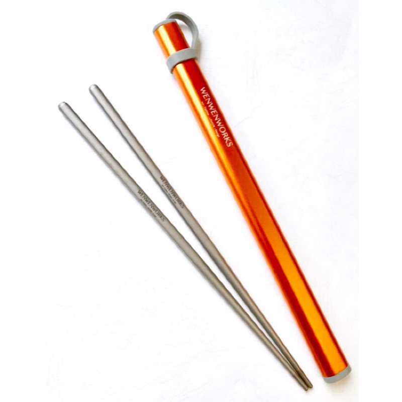 WENWENWORKS Titanium Chopsticks 經典筷 安全無毒。輕量好攜帶，用自己的筷子最安心！具抗菌與不沾油特性，不需要清潔劑，外出易清潔、衛生乾淨＋健康、環保。 ＋安全，一體成型