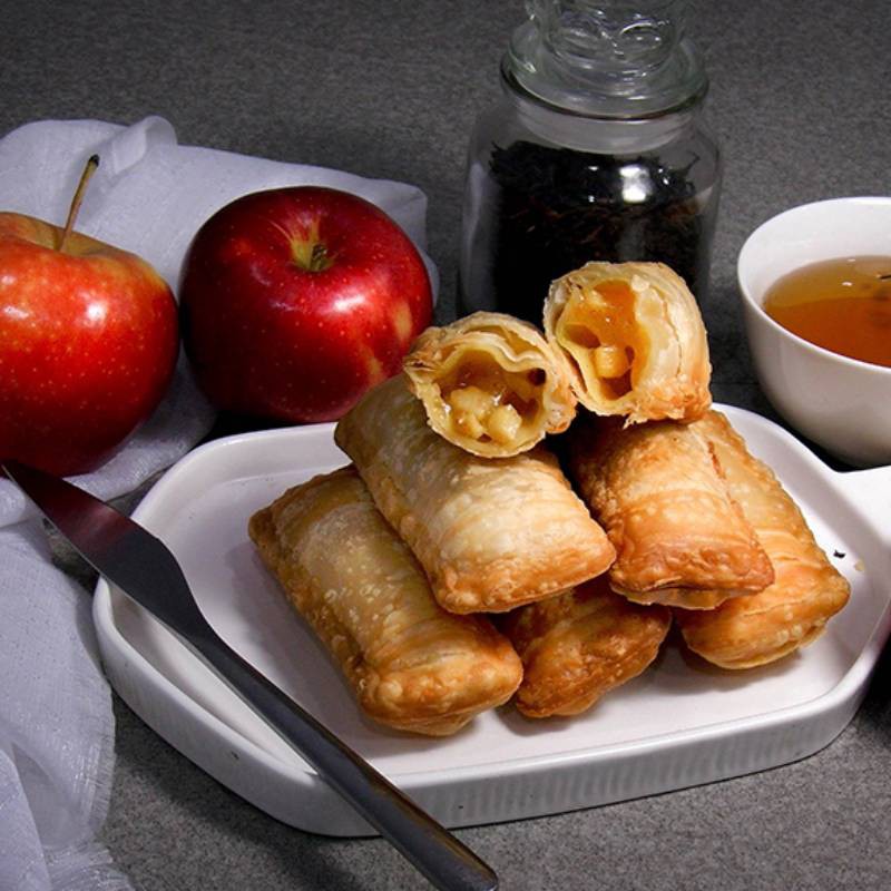 香甜的蘋果伴著濃郁的蜂蜜，加上少許肉桂調製甜而不膩的內餡，搭著下午茶享受休閒午後時光產品特色:1. 改良接近台人口味，更勝速食店的蘋果派2. 全程手工製作3. 簡單快速烹調上桌料理建議:1. 烤：烤箱