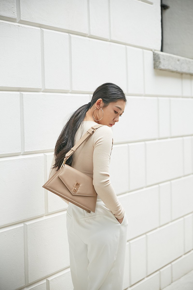 柔和奶茶色仿皮革翻蓋單肩包