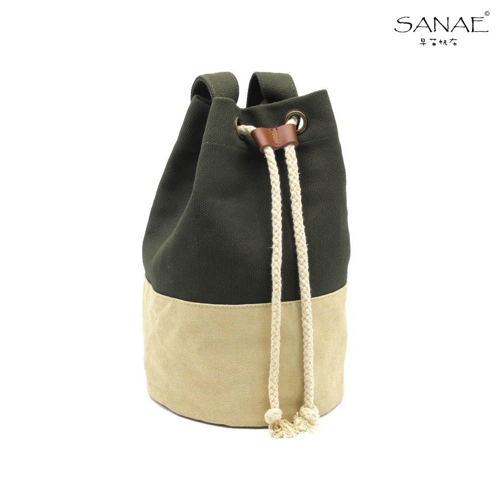 /帆布水桶包/[商品介紹]立體空間，容量比想像中更大，袋型也更加有趣[尺寸與材質]尺寸：袋高30cm*直徑18cm可調整背帶：58~110cm提把長度：68cm材質：18安厚帆布包包開口：束口✎關於尺