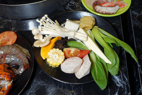 台北聚餐火鍋吃到飽-嗨蝦蝦百匯鍋物吃到飽，罐裝啤酒喝到飽，單點級水準火鍋吃到飽，頂級和牛、生蠔、盒裝冰品吃到飽