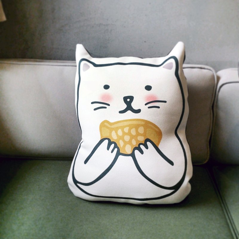 從明信片裡跑出來的貓咪們。 用心挑選的厚實布料，手工車縫， 每一個抱枕都是我們親手一個個塞下棉花。 下有拉鍊可替換拆洗。