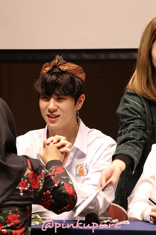 Duh Kasepnya! Para Idol Kpop Ini Pakai Ikat Kepala Khas Sunda! Halalin Aku, Kang!
