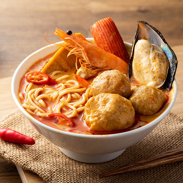 【南洋叻沙濃湯麵】六福皇宮主廚監製，新加坡主廚獨家配方，以椰奶、薑黃、香茅等多種香辛料熬煮，重現絲路宴經典，微辣又濃郁的湯頭非常開胃。高CP值五星美味海陸雙料搭配微辛湯頭，不用飛星馬，即可享受道地南洋