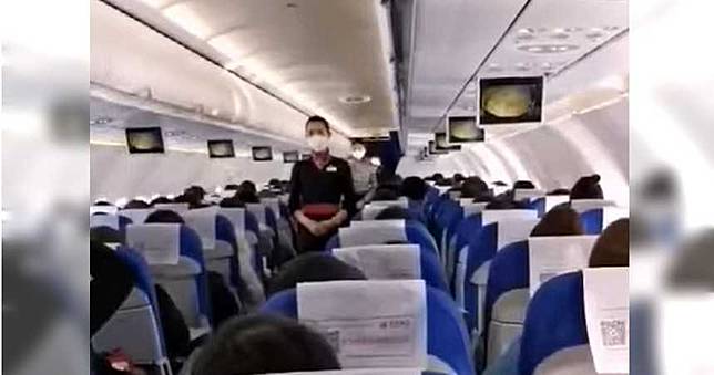 武漢肺炎／137醫護搭機抵武漢　空服員哽咽廣播：我們接你們回家