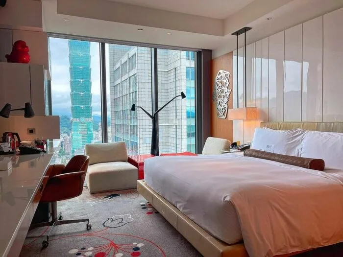 就算沒住過但你一定也聽過的【W hotle 】，這間台北住宿位在與統一阪急百貨及誠品信義為鄰信義區中心，大坪數的客房寬敞摩登，入住即可享受LCD液晶電視、Bose音響、附有膠囊咖啡的mini bar等五星級高端飯店的標配，露天派對泳池、窗外還有超近的101作伴等，不僅是旅人朝聖入住的首選之一，每逢跨年節慶也是年輕族群們舉辦派對的熱門地點。