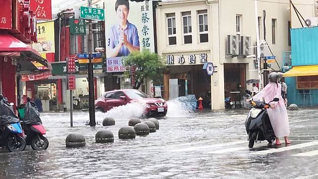 é«˜é›„8åœ°å€ä¸€ç´šæ·¹æ°´è­¦æˆ'å¤šè™•è·¯æ®µ æ°´æ·±é